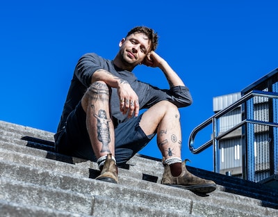 Lester worstelde jarenlang met verslavingen maar is inmiddels drie jaar clean: ‘Het leven lacht weer