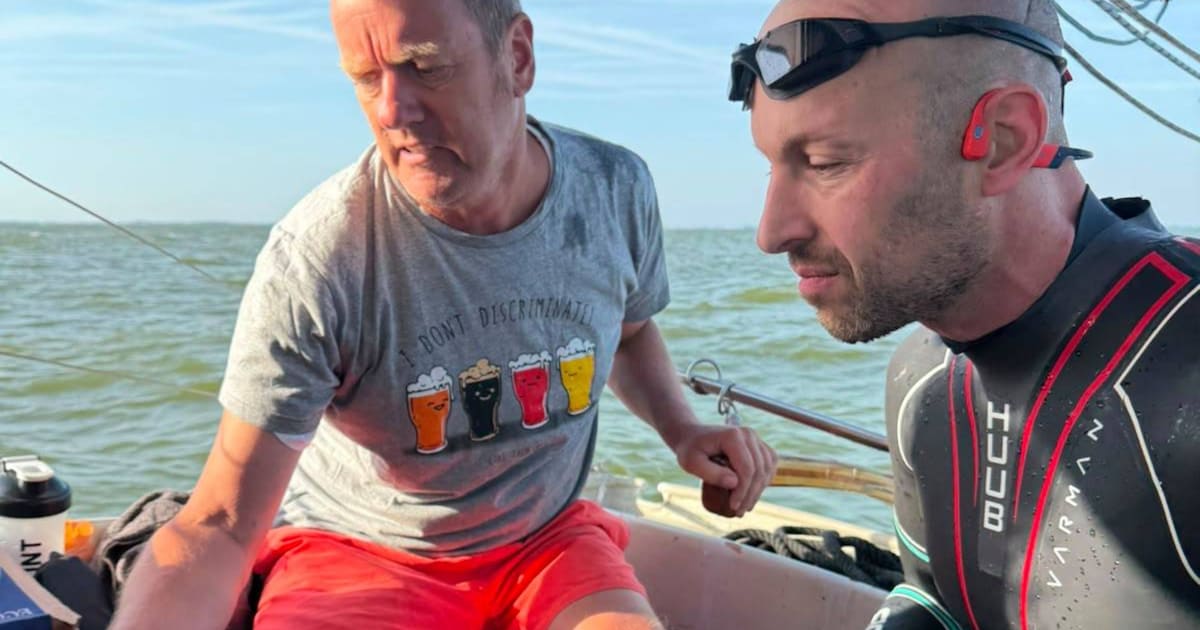 Het is bloedheet, maar David móét het doen: zwemmen, fietsen en rennen voor een vriend die er niet m