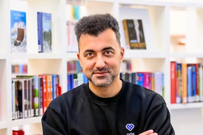 Özcan Akyol keert terug met zijn theatershow De Klassenmigrant