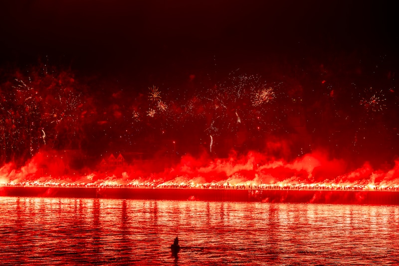 honderden-nec-fans-staken-langs-de-waalkade-fakkels-af-om-de-125e-verjaardag-van-hun-club-te-vieren