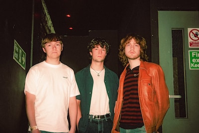 Van de pub in Newcastle naar luchtbedjes in Huissen: Britse band treedt tweemaal op Betuws festival 