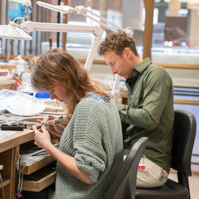 Goudsmeden tonen ambacht tijdens Open Atelier in Doesburg
