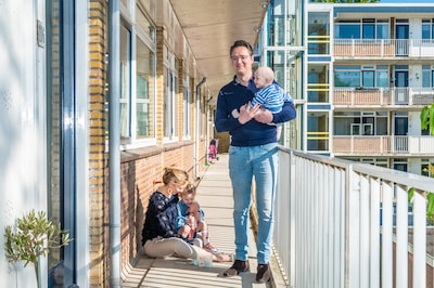 Buurman gijzelt galerijflat jarenlang met overlast: ‘Kinderen worden geïntimideerd’