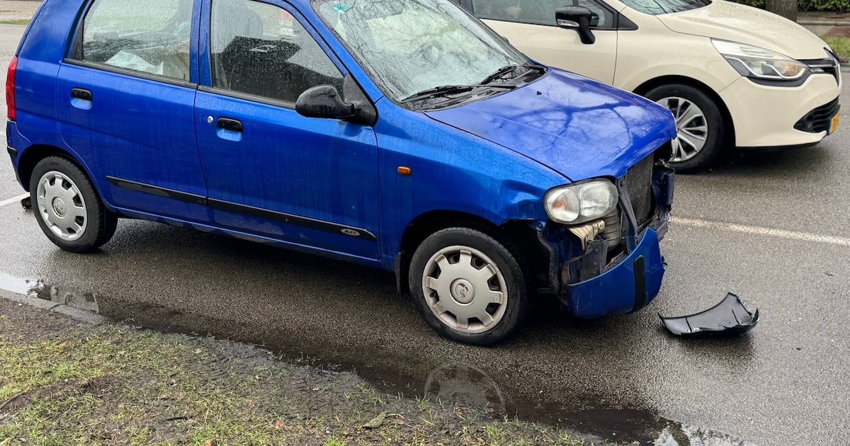 Twee auto's beschadigd na botsing op de Jachtlaan in Apeldoorn