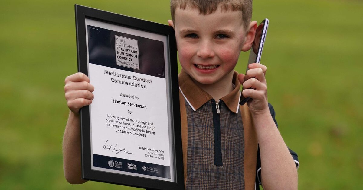 Jongen geëerd voor levensreddend telefoontje op 2-jarige leeftijd ...