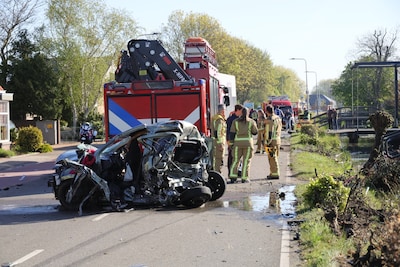 Vrouw overleden bij bizar ongeluk: BMW ramt auto, rijdt door en raakt tweede voertuig, met fatale afloop