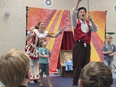 Wolkentheater brengt circusdag naar azc in Arnhem
