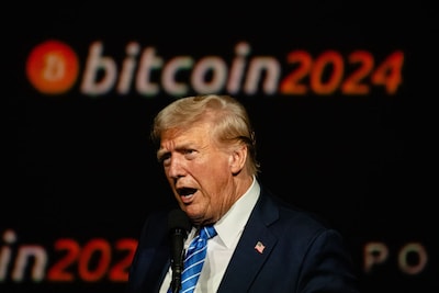 Trump aangeklaagd wegens misbruik presidentschap voor winst met crypto: ‘Schaamteloos geprofiteerd van zijn ambt’