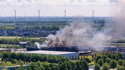 Grote rookwolken boven Almere door brand bij datacentrum, twee NL-Alerts verstuurd