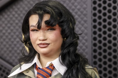 Lola Young kondigt eerste solo-optreden aan na tijdelijke stop