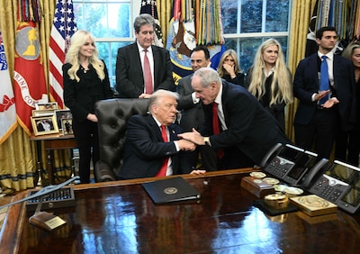 Trump mag geen dure cadeaus ontvangen, dus schonk Zwitserland Rolex-klok 'aan het Amerikaanse volk'