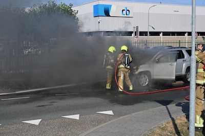 Auto raakt lantarenpaal en vliegt in brand aan Erasmusweg in Culemborg