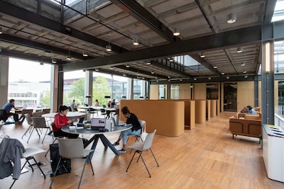 Universiteit Twente schrapt cum laude vanwege ongelijkheid; ‘systematisch nadelig’ voor vrouwelijke promovendi