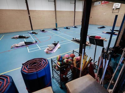 Voorzitter slaat alarm om lekkende gymzaal Breedenbroek: ‘Als ze naar Dinxperlo moeten, stoppen vere