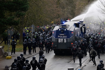 Duitse minister boos over geweld van ‘linkse chaoten’ bij bijeenkomst extreemrechtse AfD-jeugd
