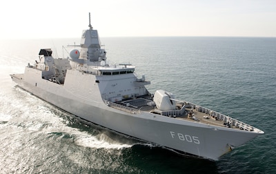 Marineschip Evertsen aangekomen in Den Helder na weken overwerk vanwege Iran