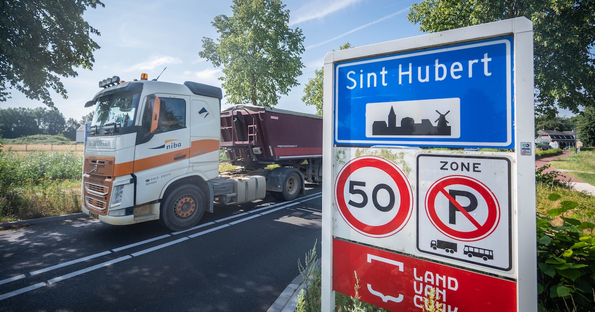 Drukte met vrachtauto’s op de N264 in Sint Hubert. © Arjan Broekmans