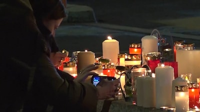 KIJK | Mensen leggen bloemen bij uitgebrande bar in Zwitserland