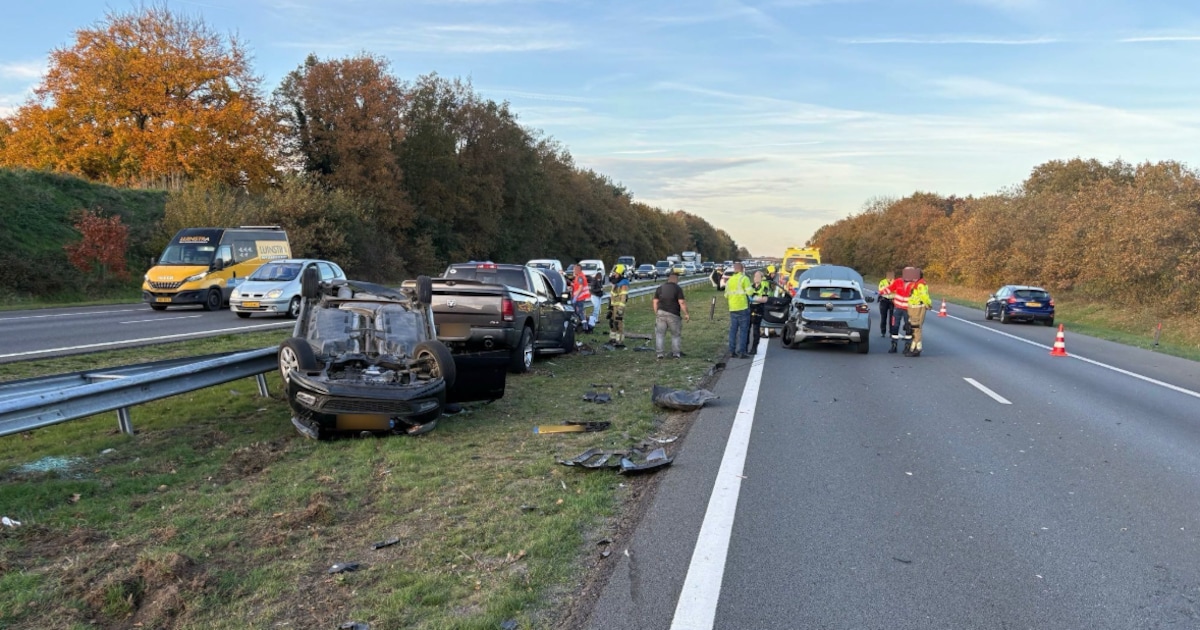 Forse vertraging door ongeluk op A50 bij Oss, auto belandt ondersteboven in middenberm.