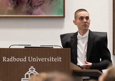 Leon valt 15 meter van een berg en verliest bijna al zijn herinneringen, zeven jaar later promoveert hij alsnog