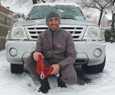 Sneeuwchaos houdt velen thuis, maar Aad brengt mensen veilig naar hun afspraak