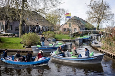 Giethoorn merkt impact oorlog: Aziatische toeristen blijven thuis, ondernemers hopen op Europeanen