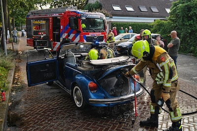 Oldtimer vliegt tijdens het rijden in brand in Culemborg