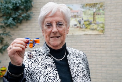 Corrie (77) ontvangt toch nog ‘Faberlintje’ voor vluchtelingenwerk: ‘Mensen wensen mij een hartaanval toe’