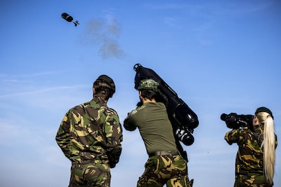 Omvolkingstheorie of vreemdelingenhaat: defensie-medewerkers in beeld bij MIVD vanwege rechts-extremisme