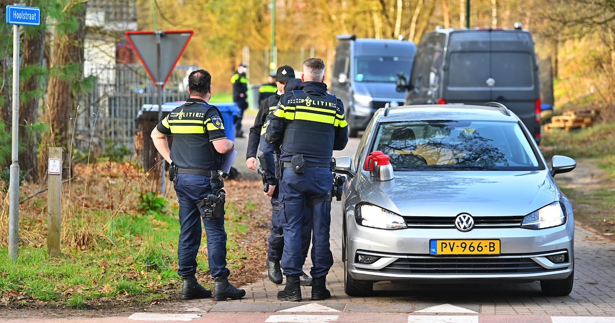 Politie valt met veel mankracht woonwagencentrum in Bergeijk binnen