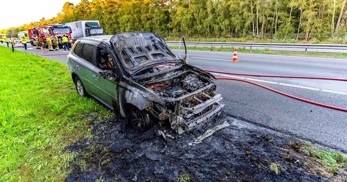 Hybride auto brandt volledig uit op A73 bij Overloon, lange file richting Venray