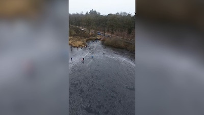 KIJK | Prachtige dronebeelden van schaatsers op het ven