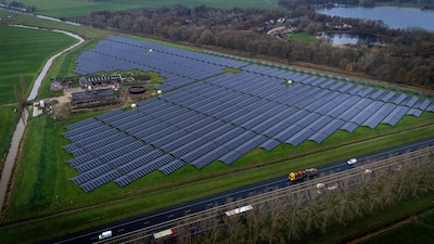 Deze 44.000 zonnepanelen zouden niet te zien moeten zijn, maar liggen vol in het zicht