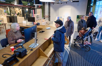 Osse Warenhuis geopend: bezoekers lyrisch over warme tinten, leeshoekjes en ‘prachtige’ nieuwe bieb