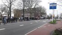 De protesterende stoet loopt over de straten van Den Bosch.