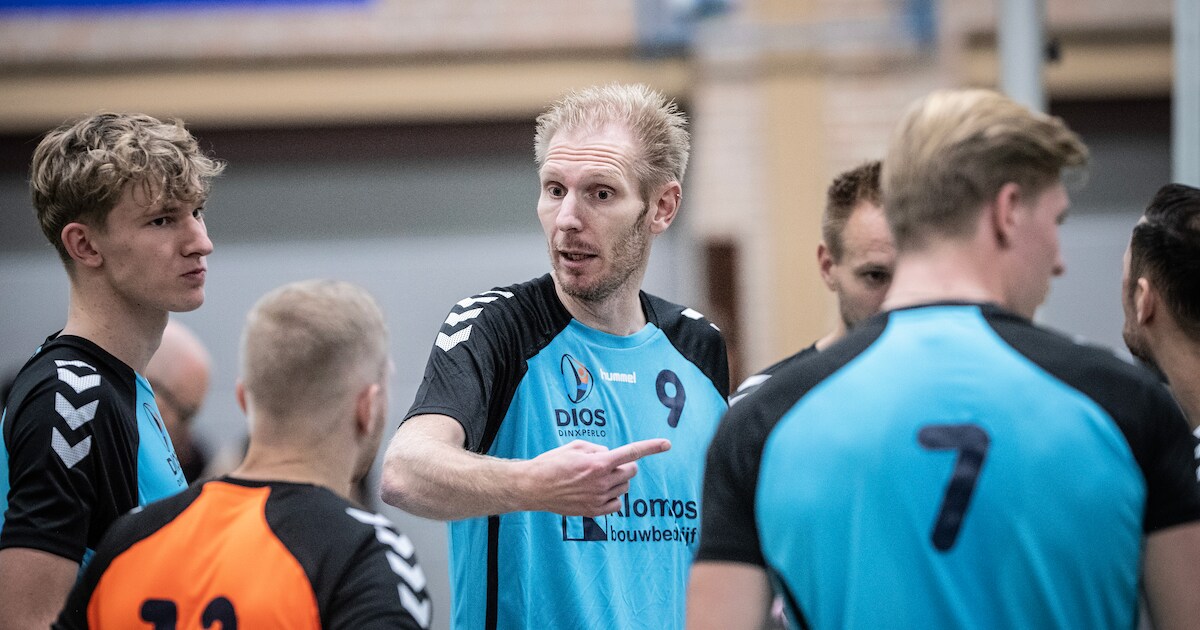 deze-42-jarige-spelverdeler-met-rugklachten-is-ook-trainer-en-coach-van
