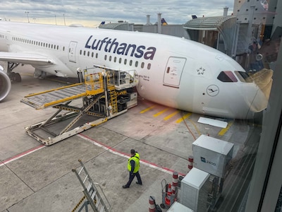 Meerdere gewonden nadat vliegtuig door landingsgestel zakt bij gate op Frankfurt Airport