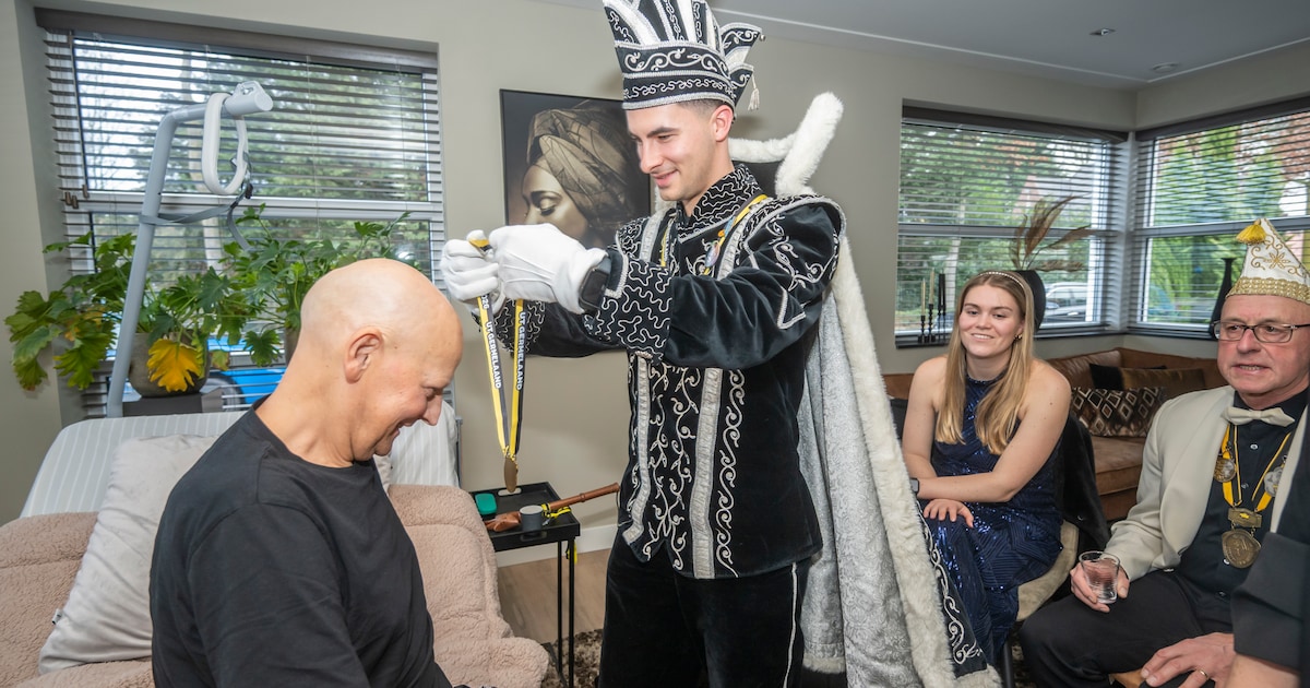 Prinsenpaar zorgt voor glimlach bij ernstig zieke John (66): confetti op het ziekbed