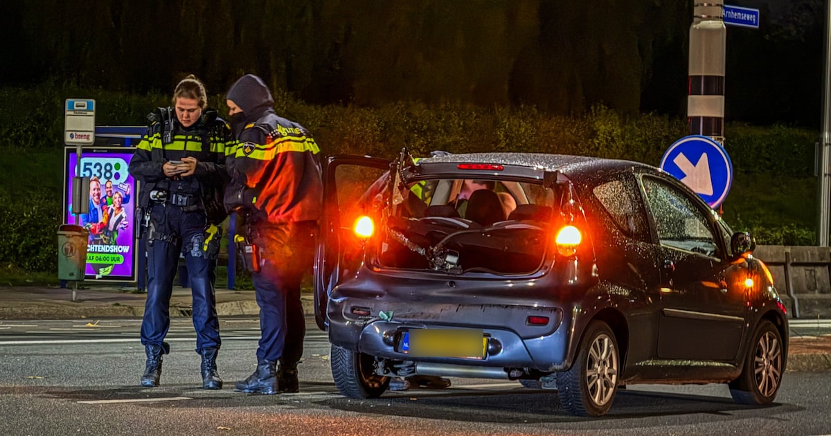 Kop-staartbotsing op Arnhemseweg in Zevenaar: achterruit van auto gesprongen