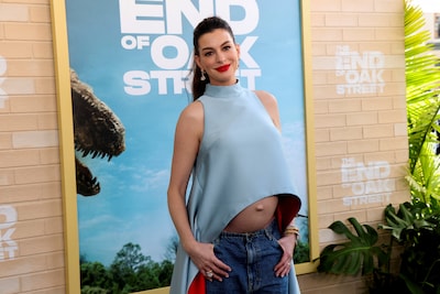 Zwangere Anne Hathaway pakt rode loper even anders aan en maakt indruk met opvallende outfit