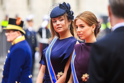 Oranjes stralen op Prinsjesdag: nieuwkomer Ariane in donkerblauw, Máxima struikelt op rode loper