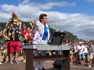 Orgel Joke, dj Paul Elstak en een politiek duider achter de draaitafel: vijf dingen die opvallen aan