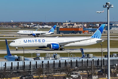Vliegtuig schampt lantaarnpaal tijdens landing op Newark Airport