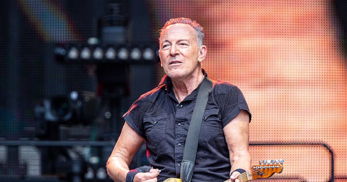 Bruce Springsteen tekent absentiebriefje van scholier tijdens optreden ...