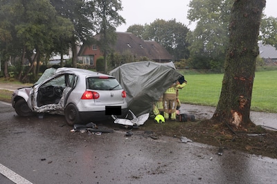 Auto rijdt tegen boom in Lunteren, bestuurder mogelijk ernstig gewond
