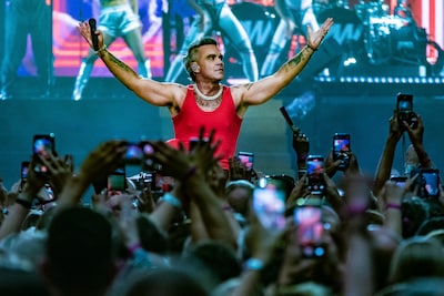 Robbie Williams brengt onverwachts nieuw album uit en is daarmee op jacht naar record