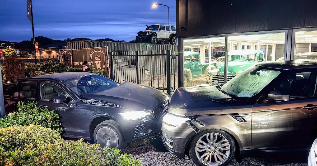 Te koop staande auto kapot na botsing aan Kanaal Noord in Apeldoorn