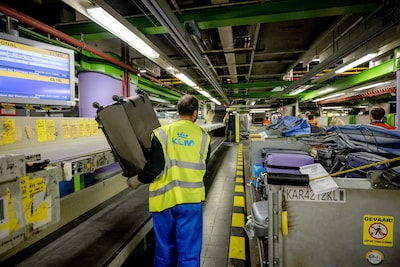 ‘Historische stap’: Schiphol halveert aantal bagageafhandelaars