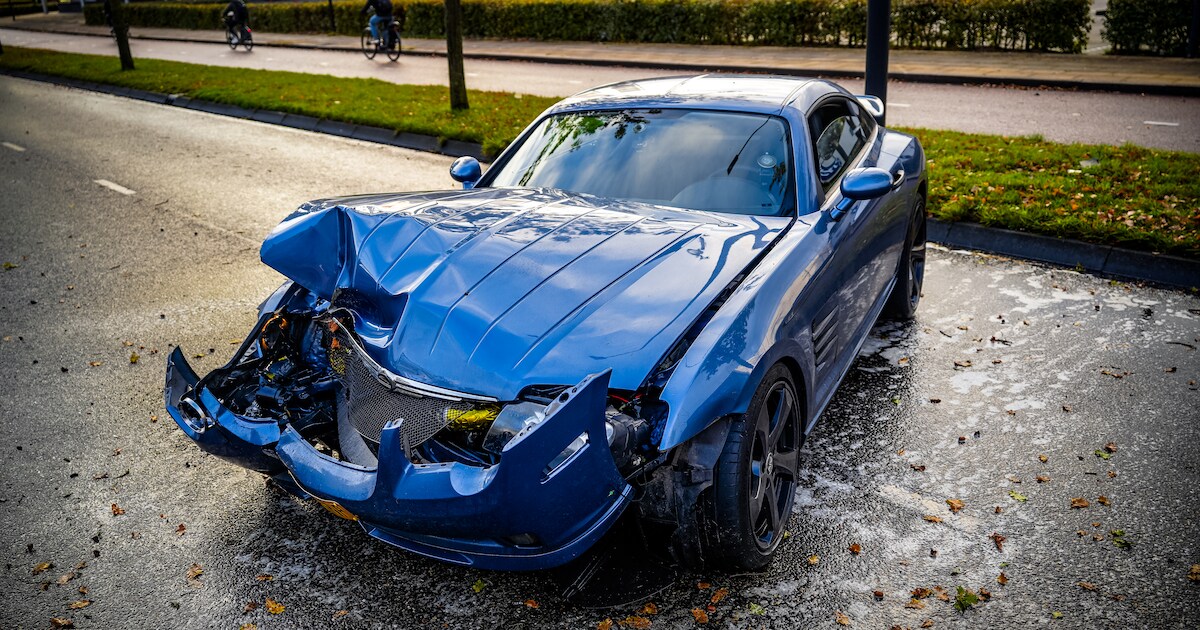 Dure sportauto in de prak gereden bij ongeluk in Nijmegen.