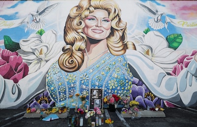 Gouverneur wil vliegveld Nashville vernoemen naar Dolly Parton: ‘Geliefde dochter van Tennessee’
